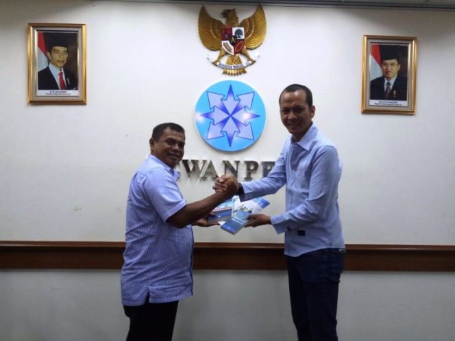 Ketua panitia Whorshop perspektif jurnalis terhadap dunia Pendidikan Kepri, Irwan Panggabean ST, MH, bersama Ismantono, kabid penegakan dan penindakan dewan pers nasional, dikantor dewan pers nasional, kebon sirih, jakarta, (22/11)