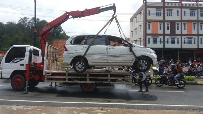 
					Avanza Putih BP 1999 TL menghantam tiang Telkom di Jalan DI Panjaitan tepatnya didepan pabrik Teh Prendjak Km 8, Minggu (12/2).