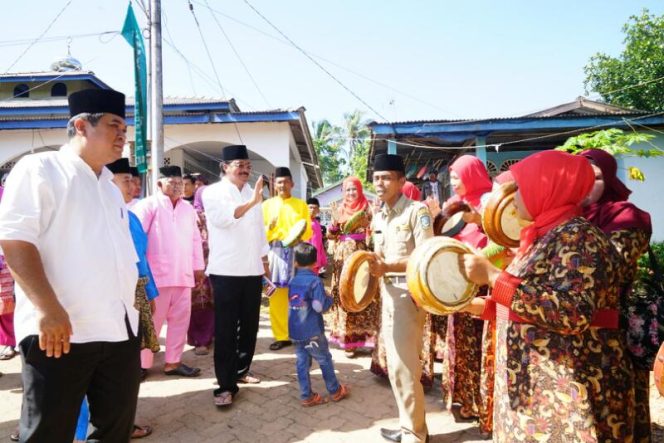 
					Gubernur Kepulauan Riau H Nurdin Basirun,blusukan, menampung aspirasi masyarakat yang berdomisili di Kampung Dompak Lama, Kecamatan Bukit Bestari, Tanjungpinang