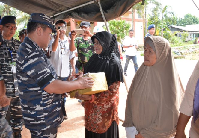 
					Pangarmabar, Laksamana Muda TNI Aan Kurnia, S.Sos memberikan bantuan kepada Tanjung Uban.