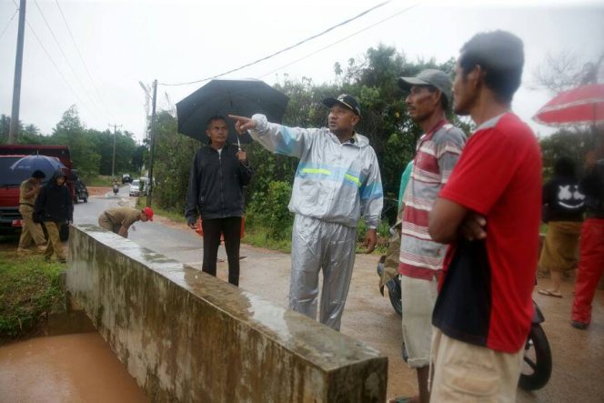 
					Walikota Tanjungpinang, H. Lis Darmansyah, SH meninjau langsung titik bajir di wilayah Jalan Sri Andana Km. 8 atas Tanjungpinang, Selasa (30/5).