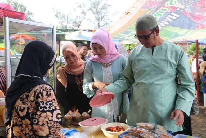 
					Bupati Bintan Kunjungi Stand Bazar Ramadhan Di Kijang