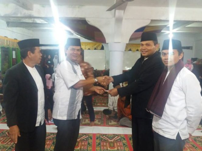 
					Senator DPD RI Nofi Chandra serahkan bantuan buat pemuda Nagari Malalo Tanah Datar dan berpesan kegiatan keagamaan harus berkesinambungan di nagari itu, Rabu 21/6 (foto: rusmel)