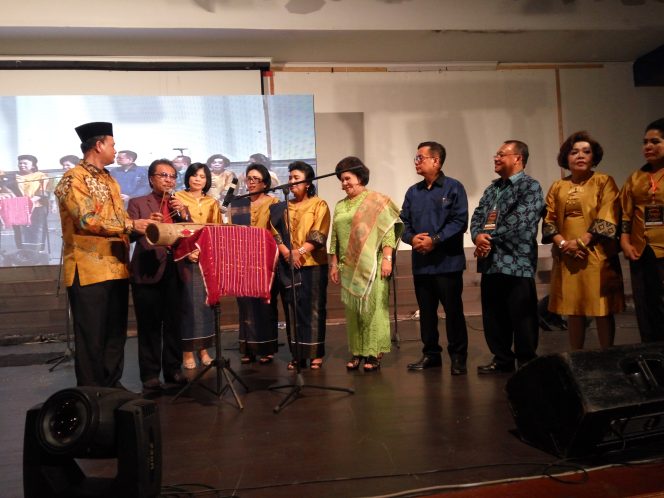 
					Ketua DPRD Kepri, Jumaga Nadeak membuka Konser Moria GBKP