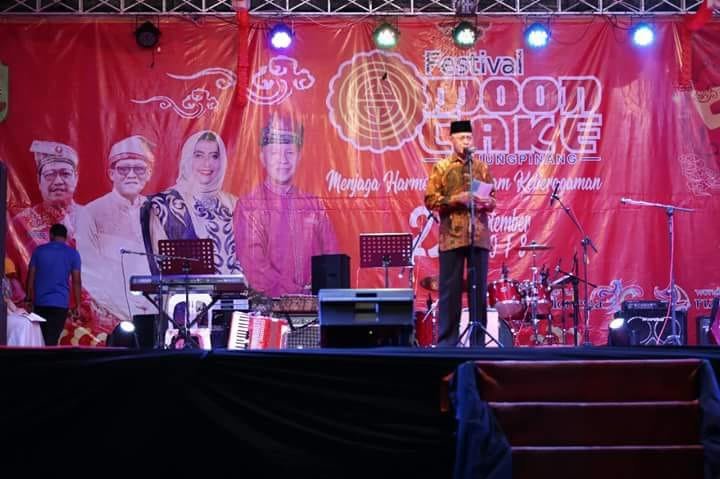 Walikota Tanjungpinang, Syahrul, saat membuka Festiival Moon Cake di Jalan Merdeka, Sabtu (22/9) malam.