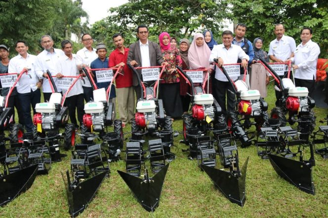 
					Bupati dan Wakil Bupati Bintan Serahkan Bantuan Ke Petani
