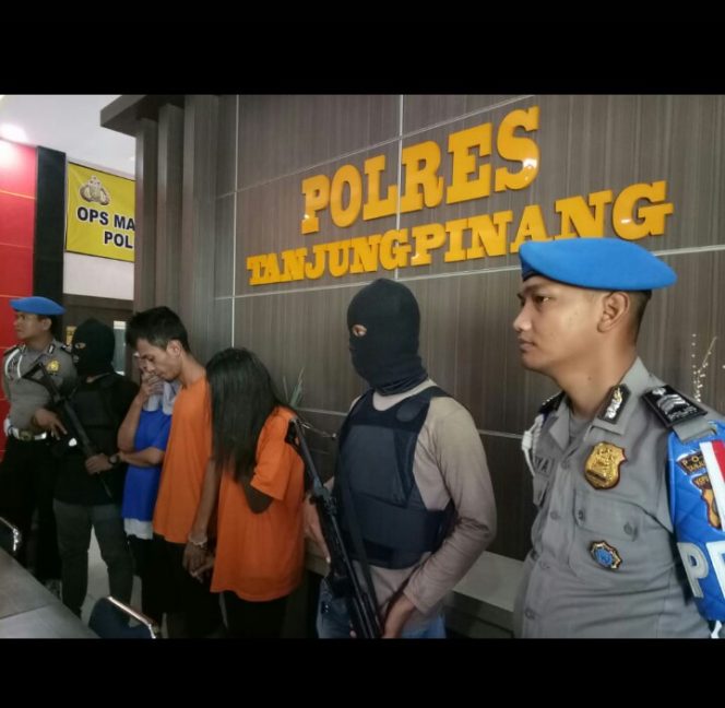 
					Ketiga Tersangka Pengguna Narkoba,Tertunduk Malu Saat Dilakukan Expose Oleh pihak Kepolisian Resort Tanjungpinang 