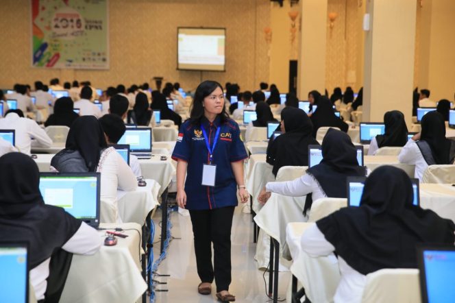 
					Pengawas Sedang Memantau Peserta CPNS Yang Sedang Mengikuti Tes