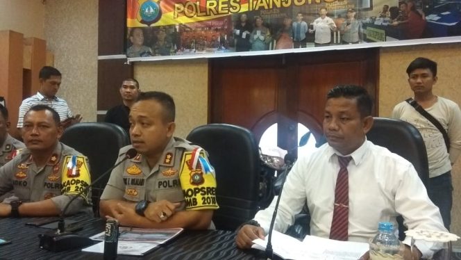 
					Kapolres Tanjungpinang didampingi Kasat Reskrim Saat melakukan Rilis Kinerja Akhir Tahun 2018