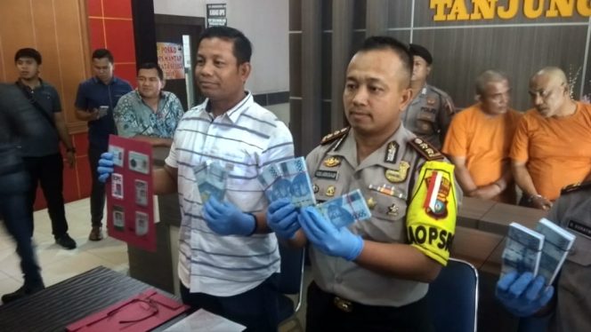 
					Kapolres Tanjungpinang,AKBP Ucok Lasdin Silalahi Saat Menunjukan Barang Bukti Hasil Pemerasan Dua Oknum Wartawan.
Foto: Jho