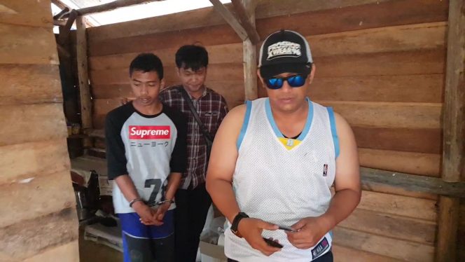 Salah seorang pelaku saat digelandang pihak kepolisian.
Foto: Jho