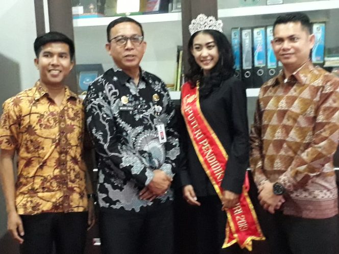 
					Kadisdik Kepri, Muhammad Dali, Putri Pendidikan Asal Kepri, Bersama Pemerhati Pendidikan Kepri Iwan Kusmawan.