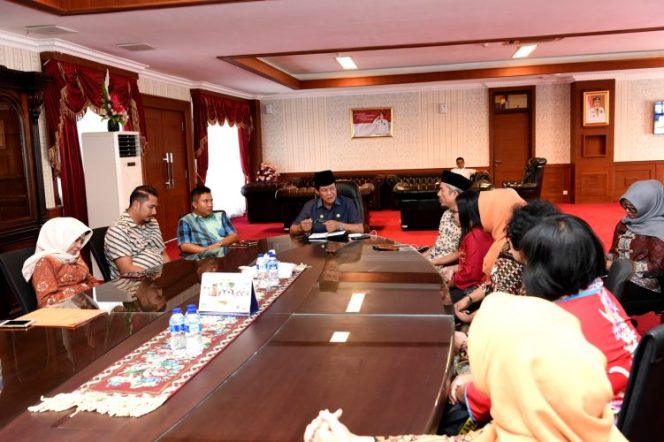
					Wagub Kepri saat menerima audiensi perwakilan guru honorer SMU/Sederajat di ruang kerjanya.