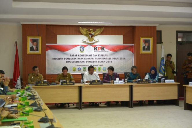 
					Gubenur Kepri Nurdin Basirun saat memberikan kata sambutan dalam Rapat Kordinasi dan Evaluasi, di ruang Rupatama Dompak.
Foto: Dok Humas Kepri