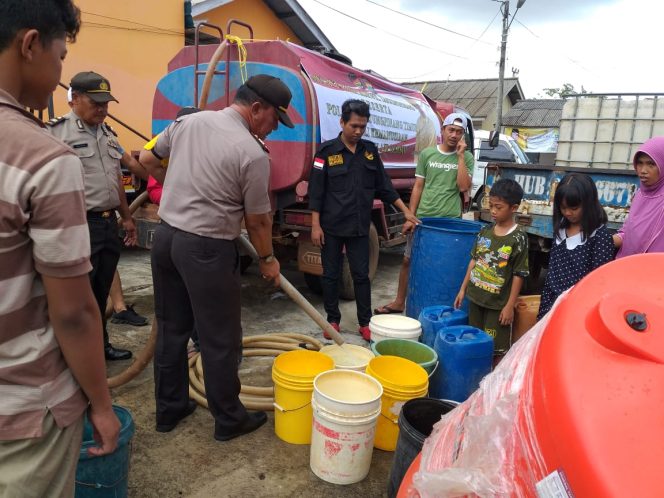 
					Polsek Dan Melayu Raya Bantu Salurkan Air Bersih