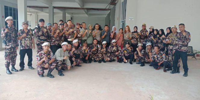 
					Foto Bersama PD KB FKPPI Selepas menghadiri acara silaturahmi di Makorem 033/WP.