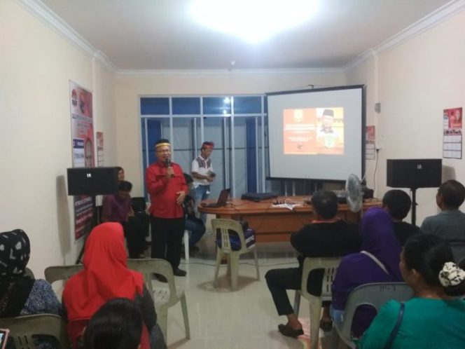 
					Petrus M Sitohang saat berdiskusi dengan masyarakat yang hadir dalam kegiatan Reses.