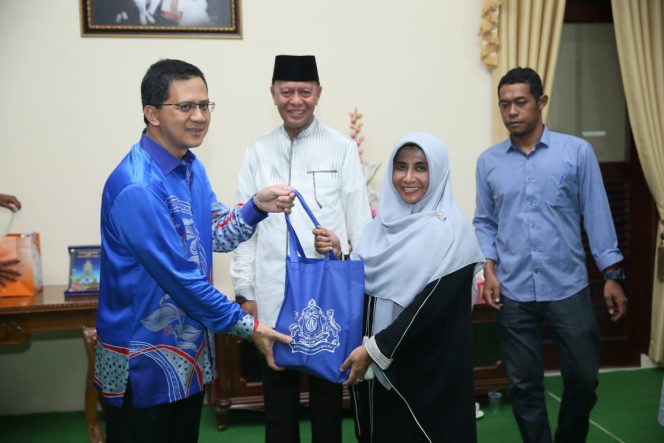 
					Penyerahan cinderamata oleh Wakil Wali Kota Tanjungpinang, kepada perwakilan pemerintah Bandar Johor Bahru.