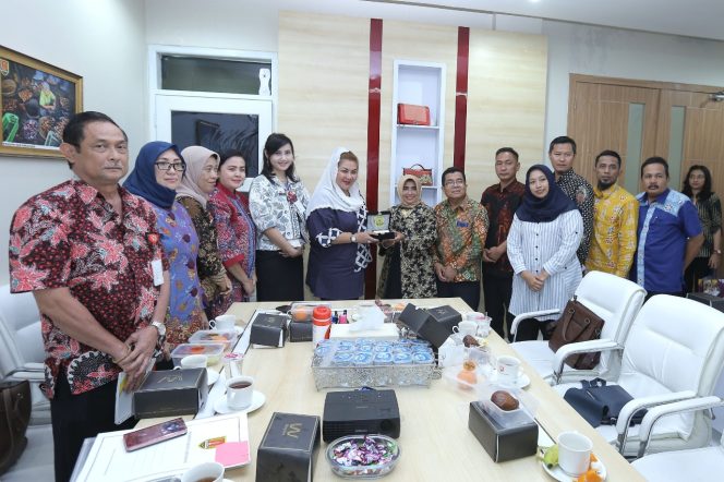 
					Wakil Walikota Tanjungpinang menyerahkan cendramata kepada Wakil Walikota Semarang