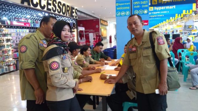 
					Ketua Panitia, Hamdan Syahrial saat memantau pelaksanaan kegiatan donor darah.