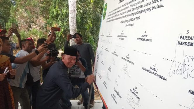 
					Wali Kota Tanjungpinang, Syahrul saat menandatangani ikrar kampanye damai di lapangan Pamedan.