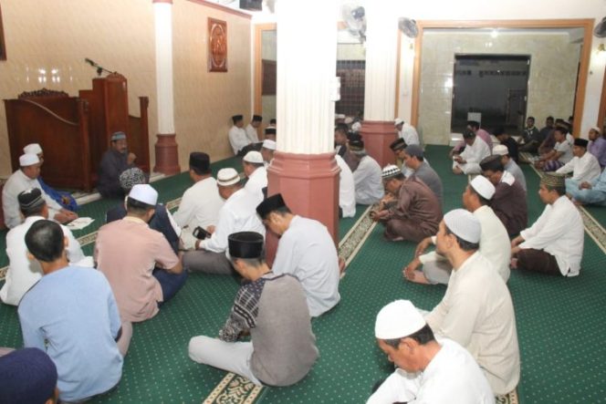 
					Gubernur Kepri Nurdin Basirun saat memberikan tausiyah.