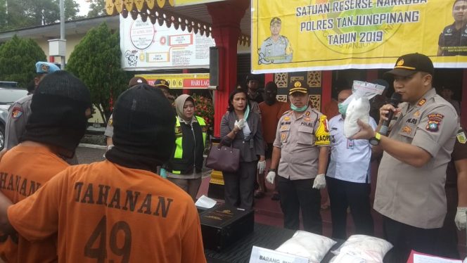 
					AKP R Moch Dwi Ramadhanto saat menunjukan Barbuk Narkoba.