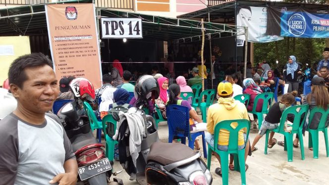 
					Penampakan saat pelaksanaan PSU di TPS 14 Pinang Kencana.
Foto: Red