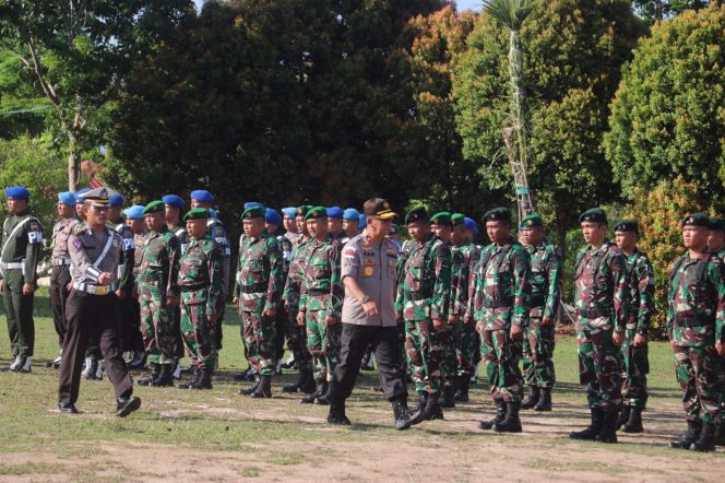 
					Wakapolda Kepri Brigjen Pol Yan Fitri Halimansyah saat mengecek kesiapan anggota.
