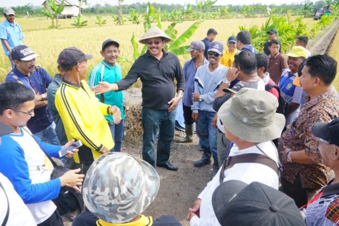 
					Gubernur Kepri saat menyapa masyarakat disela-sela peninjauan tanggul air.