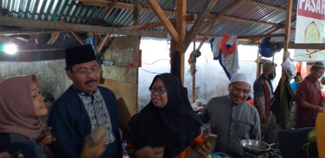 
					Gubernur Kepri Nurdin Basirun saat berjumpa ibu-ibu pembeli di pasar Kundur.