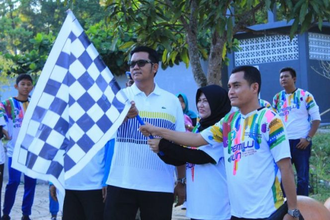 
					Bupati Bintan Apri Sujadi saat melepas peserta Pemilu Run 2019.