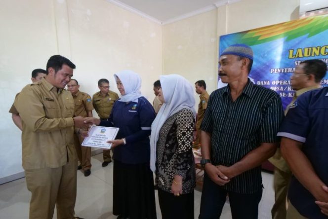 Bupati Bintan April Sujadi saat membagikan Operasional RT/RW Triwulan Pertama.