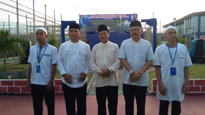 
					Raja Ariza bersama staf Lapas Batu 18 Kijang Berfoto Bersama. 