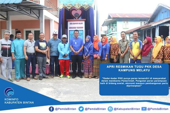 Bupati Bintan Apri Sujadi berfoto bersama Warga kampung Melayu setelah peresmian monumen PKK. 
Foto Humas Pemkab Bintan