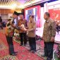 Wakil Presiden Jusuf Kalla memberikan penghargaan kepada kabupaten, kota, dan provinsi yang Tim Pengendalian Inflasi Daerah-nya (TPID) mampu menjaga inflasi