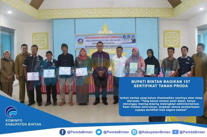 
					Penyerahan sertifikat tanah. 