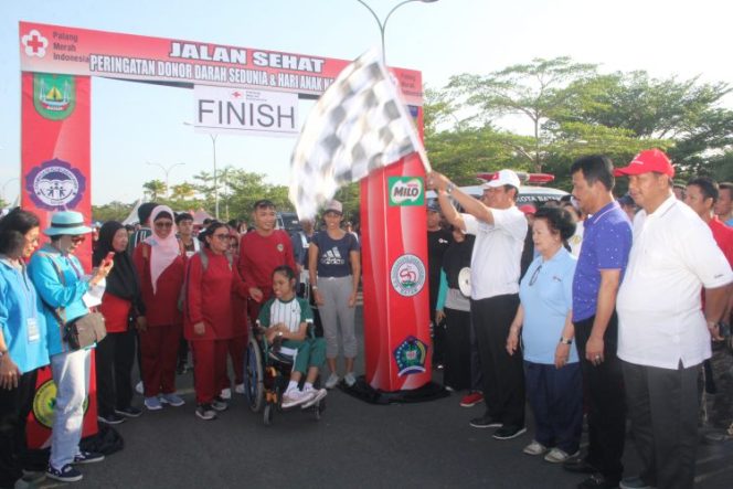 
					Isdianto saat melepas peserta jalan sehat, dalam rangka memperingati hari donor darah dan hari anak. 