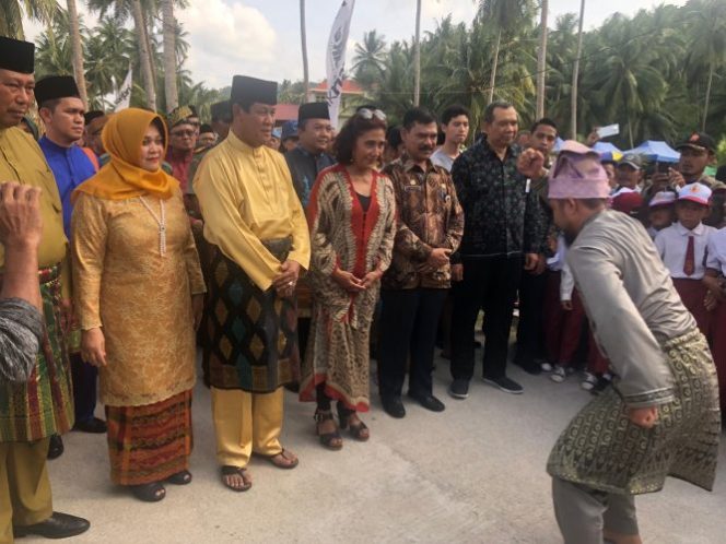 
					Isdianto bersama jajaran saat mendapingi kunjungan kerja Menteri Kelautan Susi Pudjiastuti, di Anambas. 