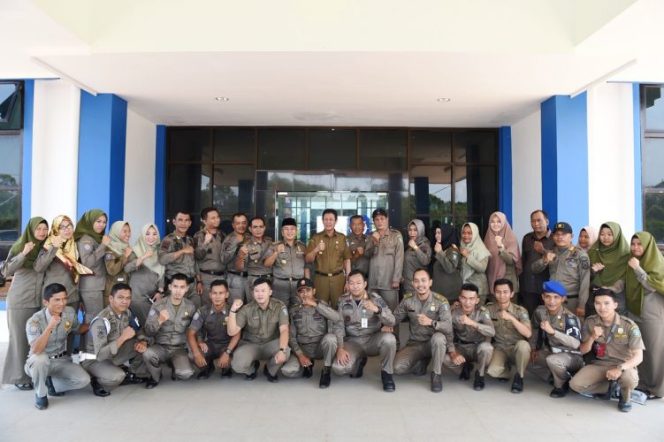 
					Foto Plt Gubernur Kepri bersama jajaran staff Satuan Polisi Pamong Praja Kepri. 