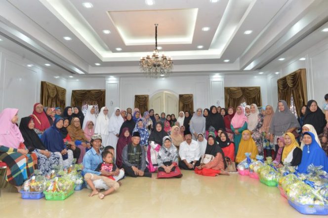 
					Jelang Lebaran Gubernur Kepri Bagikan Bingkisan.