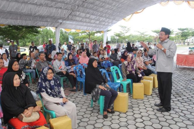 
					Nurdin Bagikan Paket Sembako Di Karimun.