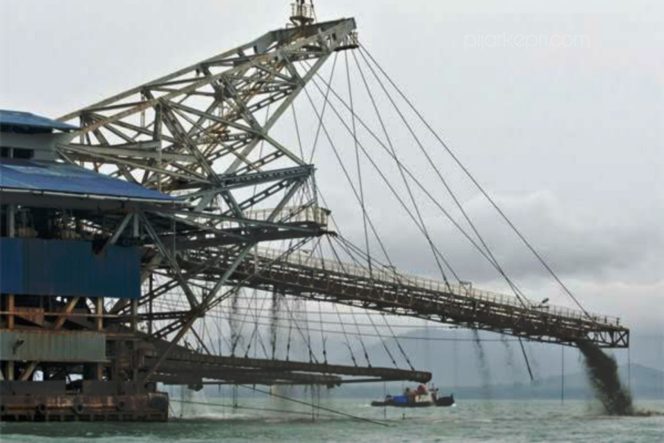 
					Pertambangan Timah Laut ilegal (Foto.webco.com)