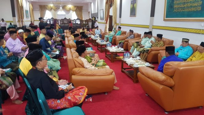 
					Rapat Koordinasi Pemkab Lingga bersama anggota DPRD Lingga di Gedung Daerah Daik Lingga.