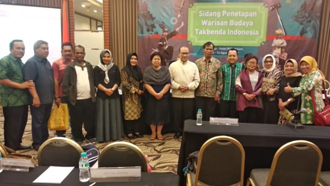 
					Tim WBTB Kepri foto bersama Tim WBTB Indonesia usai sidang. (foto istimewa)