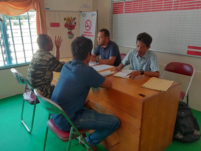 
					 petugas dari DPUPR-PKP Lingga saat sedang mendata.