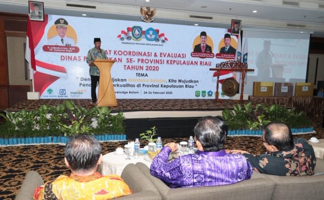 
					Plt.Gubernur Kepri Isdianto saat memberi amanah pada Rakor Evaluasi Pendidikan Kepri di Batam.