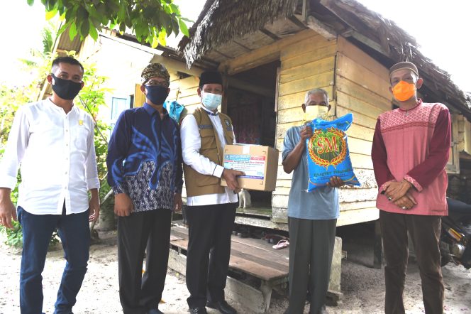 
					Isdianto Serahkan 15 Ribu Paket Sembako untuk Masyarakat Lingga