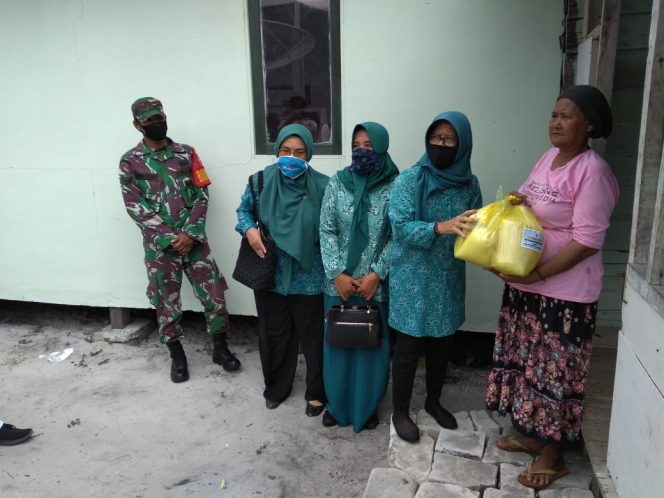 
					Ketua PKK Natuna Berikan Bantuan Sembako untuk Warga Teluk Buton
