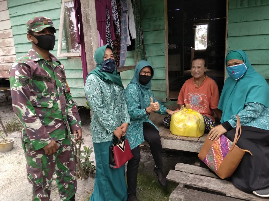 Ketua PKK Natuna Berikan Bantuan Sembako untuk Warga Teluk Buton